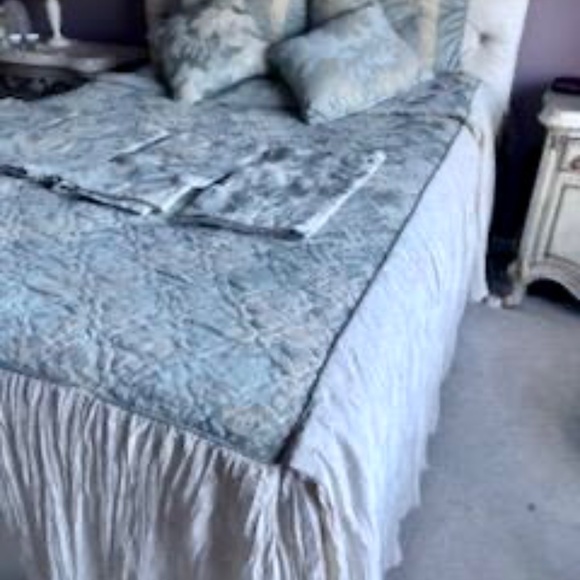 9 Piece Queen Bedspread Set with Shams, Throw Pillows and 4 Valances - Picture 3 of 9
